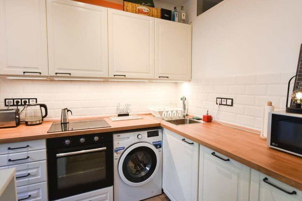 Appartamento Renovated Stylish Flat At The Castle&Metro Budapest Esterno foto