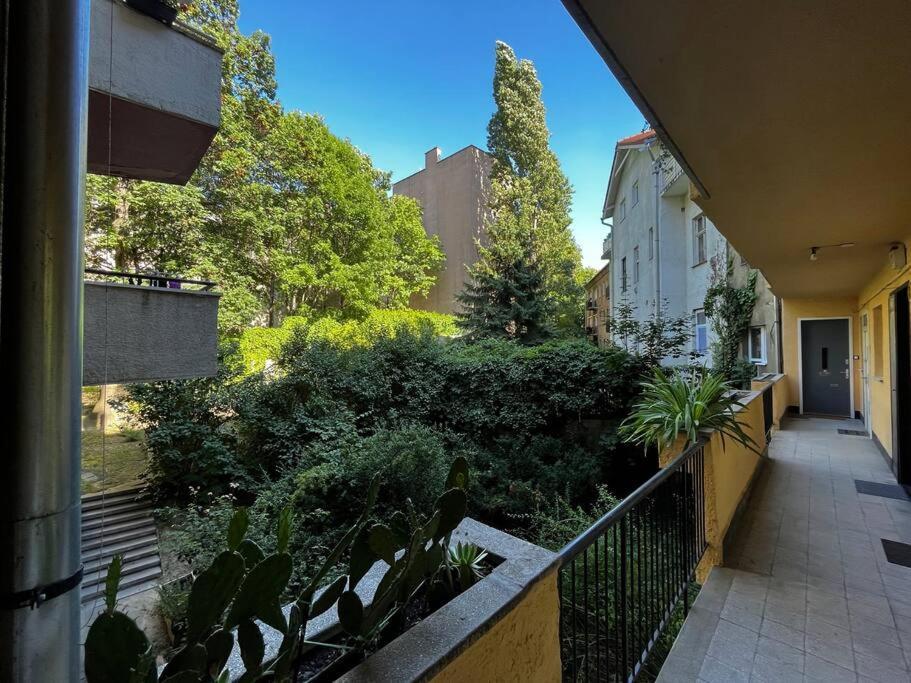 Appartamento Renovated Stylish Flat At The Castle&Metro Budapest Esterno foto
