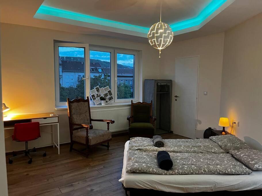 Appartamento Renovated Stylish Flat At The Castle&Metro Budapest Esterno foto