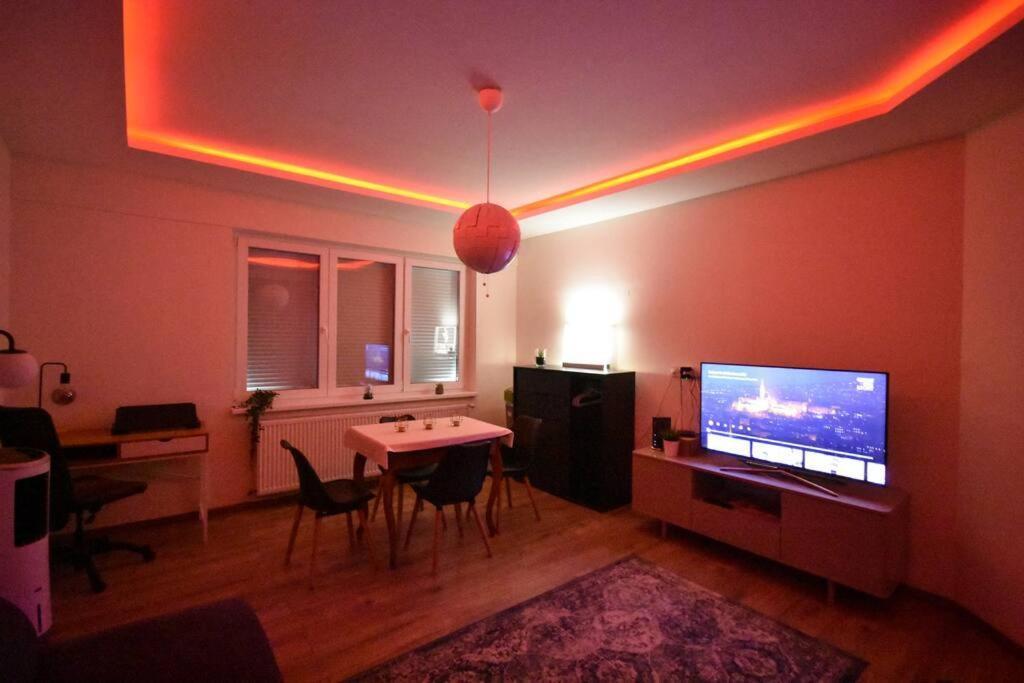 Appartamento Renovated Stylish Flat At The Castle&Metro Budapest Esterno foto